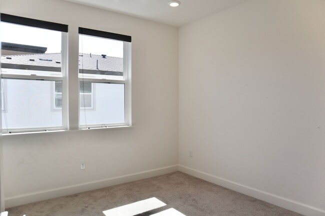Building Photo - Gorgeous 3-story Townhome Available for Re...