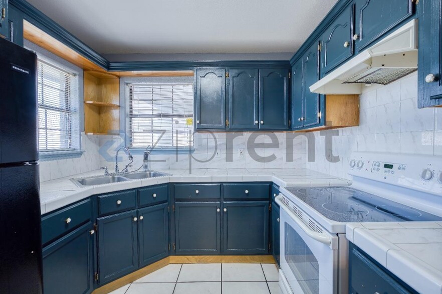 Building Photo - Unit