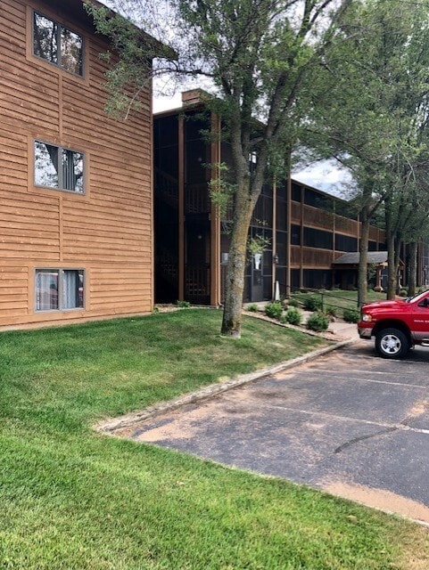 Building Photo - 1 Bedroom, 1 Bathroom Condo with 3-season ...