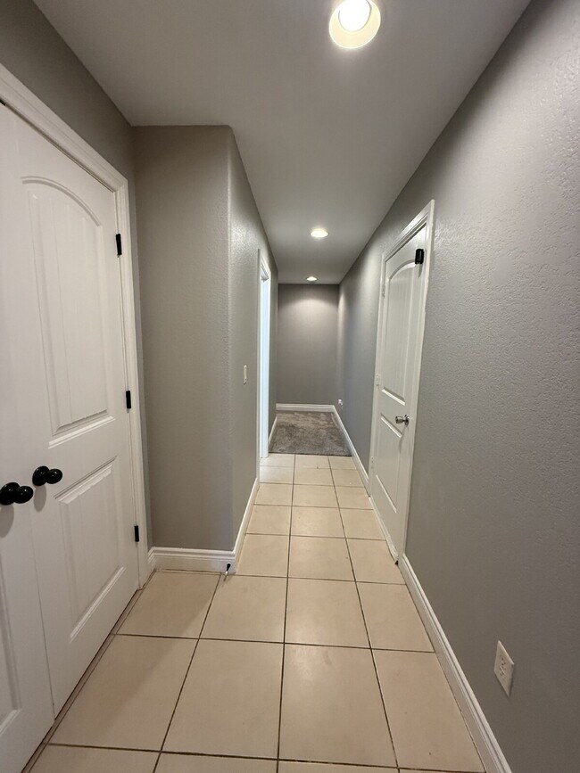 Building Photo - Great Outdoor Living Space / 4BR with 3 Ca...