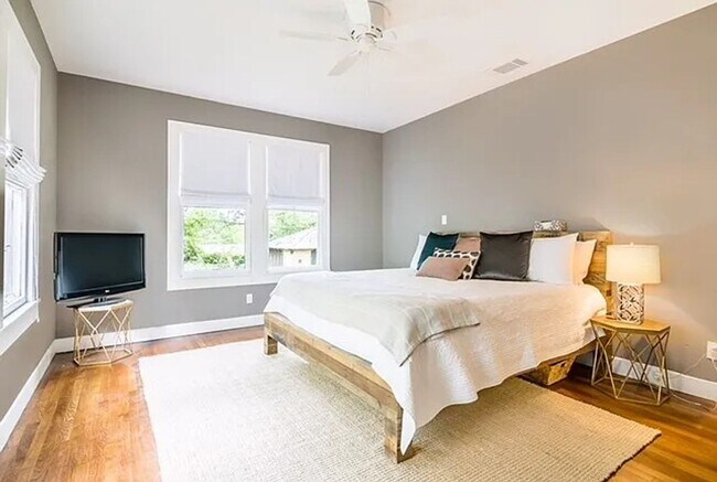 Building Photo - Beautiful Tudor Style Home in highly desir...
