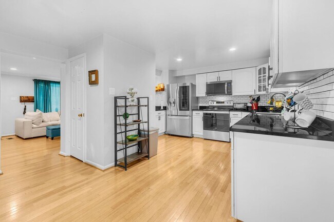 Building Photo - Beautifully Updated End-Unit Townhome in P...