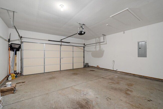 Building Photo - Amazing Home on Large Lot/3-BD 2-BTH in Ly...