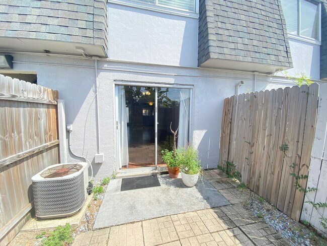 Building Photo - 1922 Conway Rd