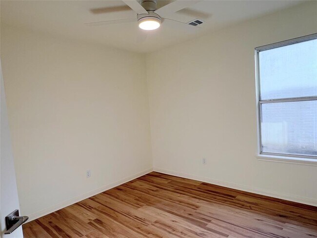 Building Photo - 10 Troon Dr