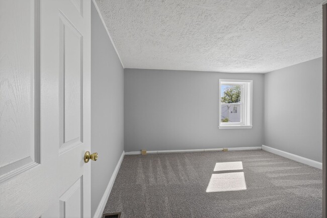 Building Photo - 2 Bedroom in New Castle