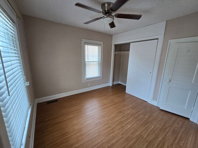 Building Photo - large three bedroom house with extra livin...