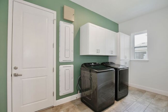 Building Photo - Charming 3/2.5 Courtyard Home with Loft & ...