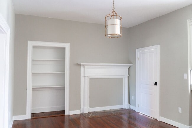 Building Photo - Downtown & Available Now!