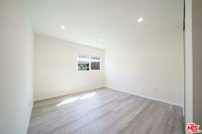 Building Photo - 231 E 85th St
