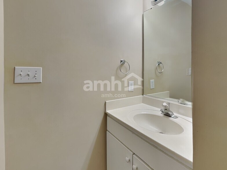 Building Photo - 1 Rosebank Ct