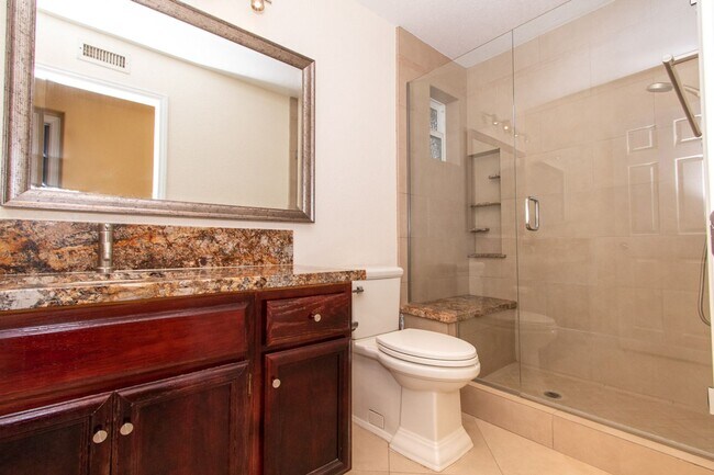 Building Photo - Beautiful + Spacious 4 bedroom/3 bath/3 Ca...