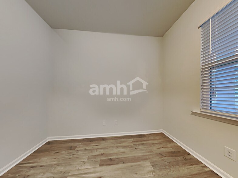 Building Photo - 514 Singing Bush Ave