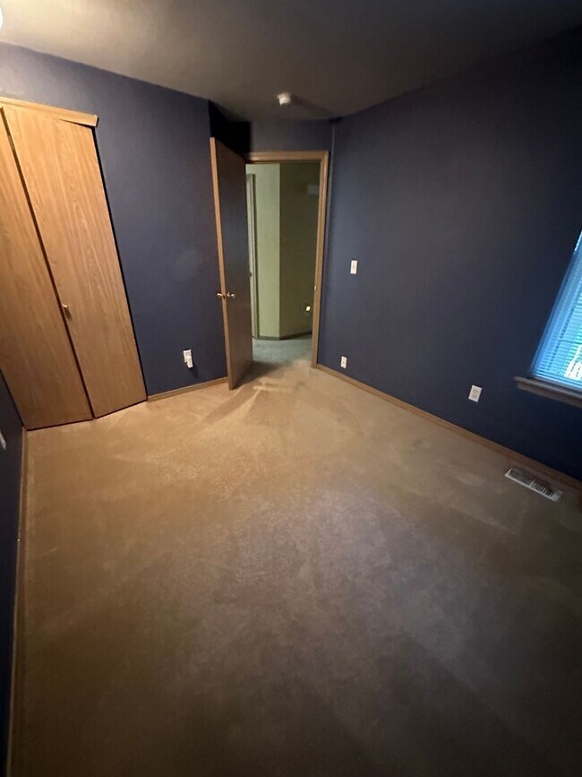 Building Photo - 3 BedRoom , 2 Bathroom , 2 Car Garage , AC