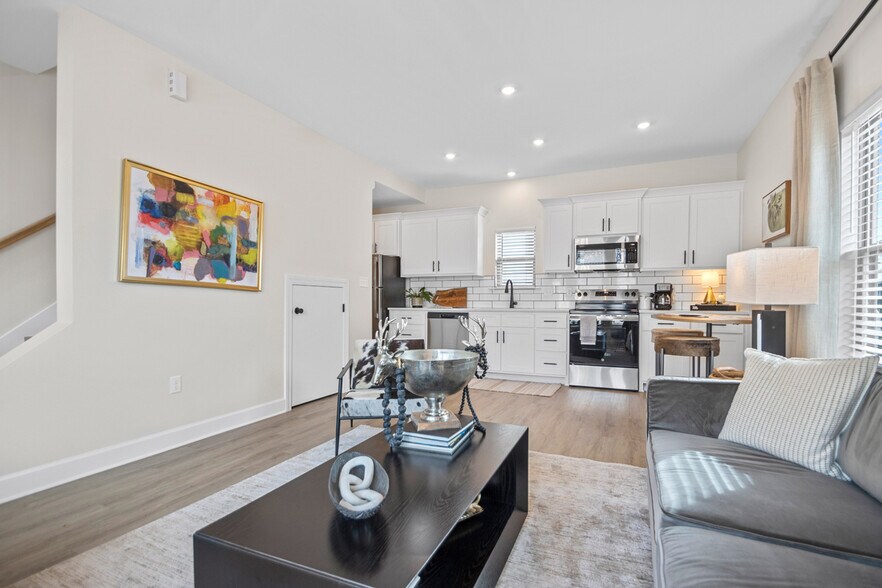 Building Photo - 111 W 4th St