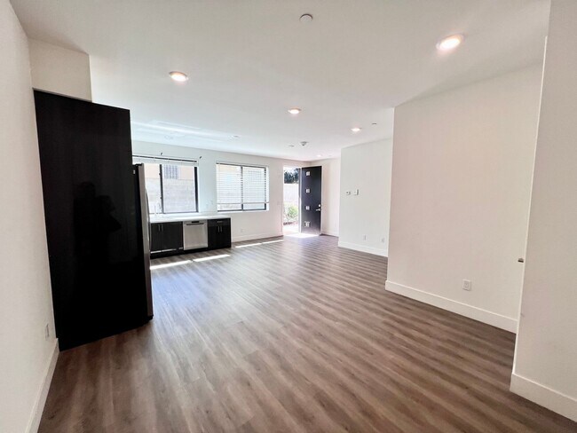 Building Photo - Large multi level 2Bd/1.5 Bth with heated ...
