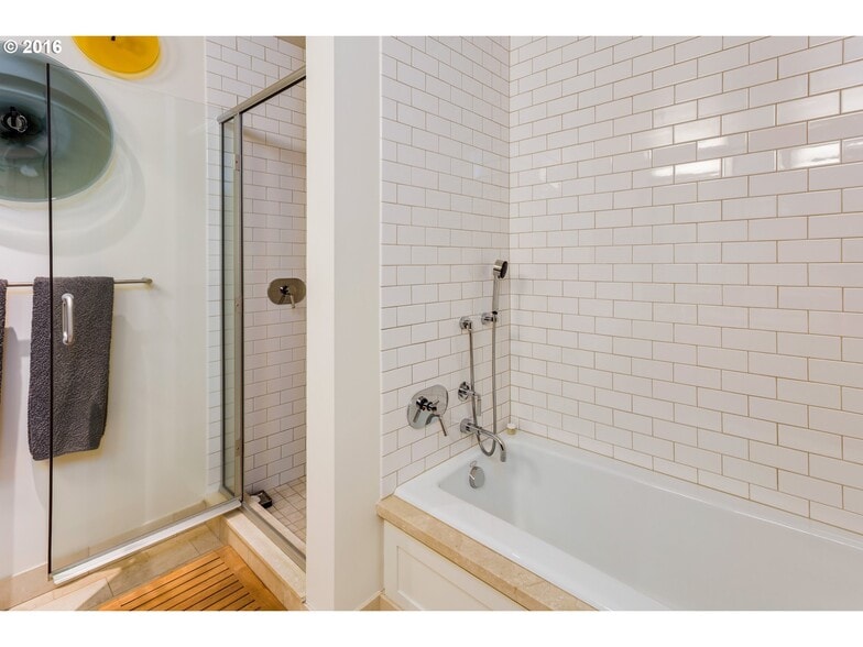 Building Photo - 1025 NW Couch St