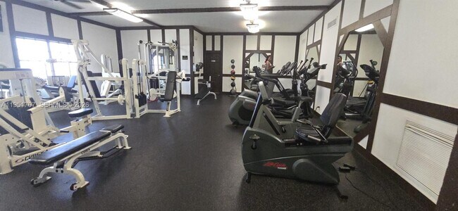 Building Photo - 3680 Inverrary Dr