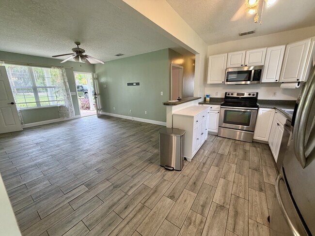 Building Photo - 102 Lake Charles Rd