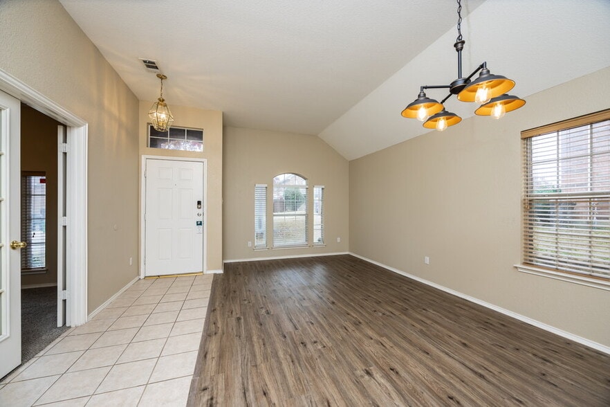 Building Photo - 3704 St Johns Dr