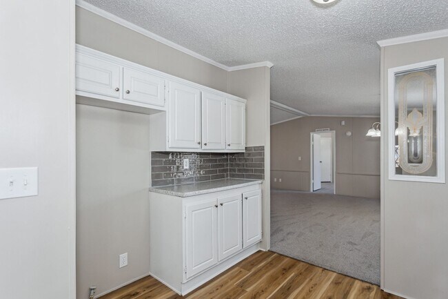 Building Photo - Adorable 3 Bedroom/2 Bath with lots of space! Available on 2/23/26!