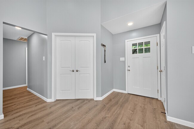 Building Photo - 10106 Shadow Pine Dr