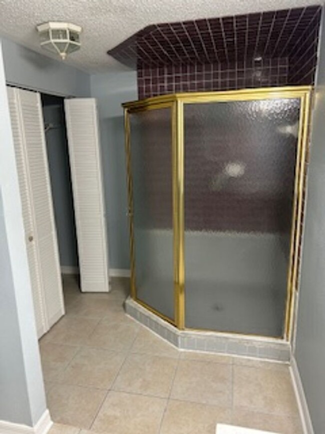 Building Photo - Beautiful 3 bedroom, 2 bath pool home in a...