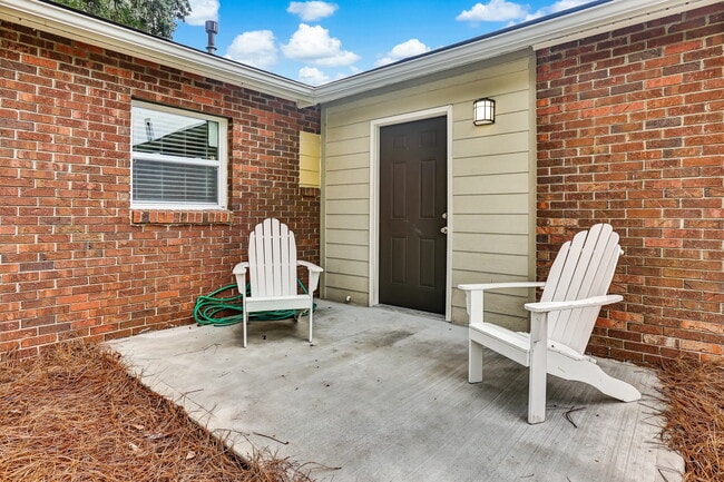 Building Photo - 2212 N Parkwood Dr
