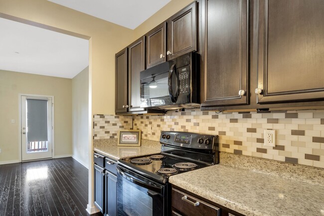 Building Photo - Spacious 3 Bedroom 3.5 Bathroom Townhome i...