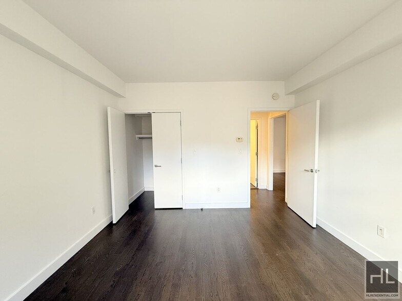 Building Photo - Large king size 1 bed 1 bath with washer a...