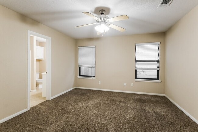 Building Photo - 131 Golfview Ct