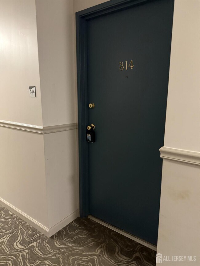 Building Photo - 10 N Wood Ave