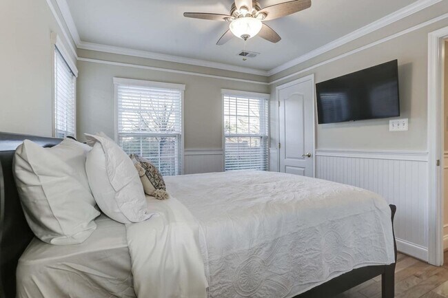 Building Photo - BEAUTIFUL 4 LEVEL TOWNHOME IN GERMANTOWN. 4 BEDROOM, 4.5 BATHS