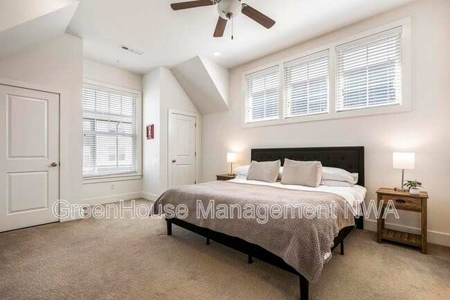 Building Photo - 636 SW B St