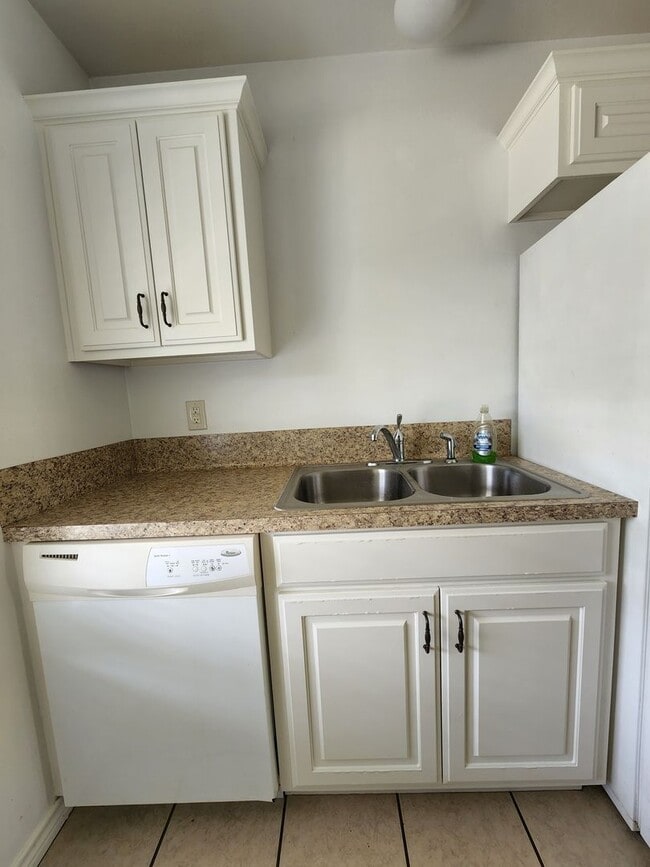 Building Photo - 3 bedroom 2 bath brick home