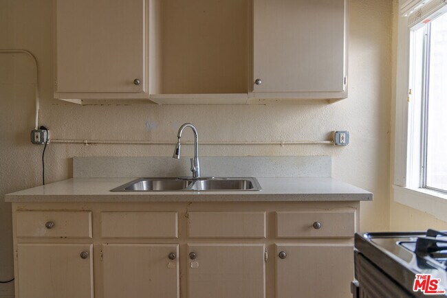 Building Photo - 661 Shatto Pl