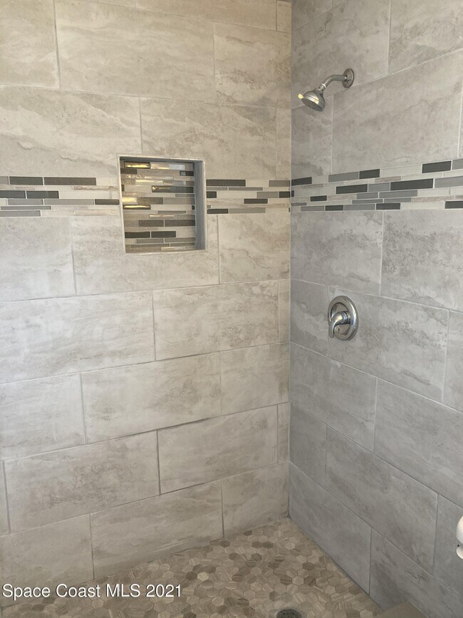 Building Photo - 988 Nicklaus Dr