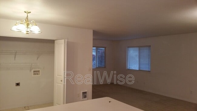 Building Photo - 933 NE Hidden Valley Dr