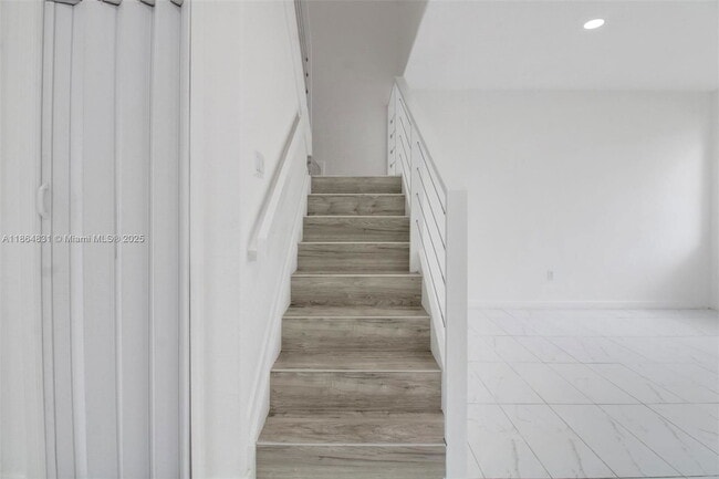 Building Photo - 1543 SE 24th Ct