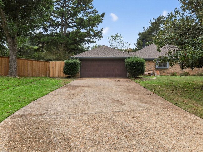 Building Photo - 18270 Stillwood Ln