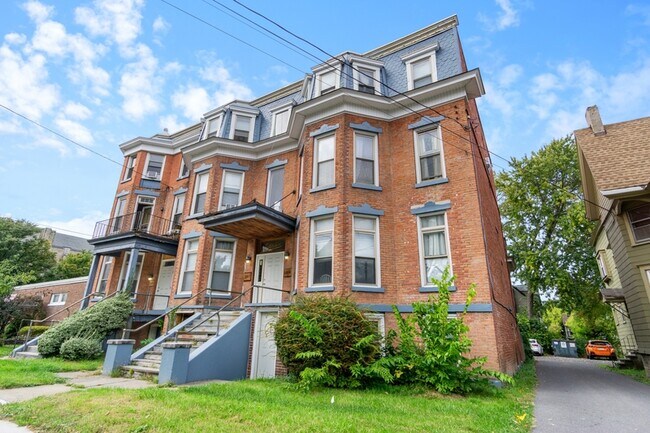 Building Photo - 1109 E Genesee St