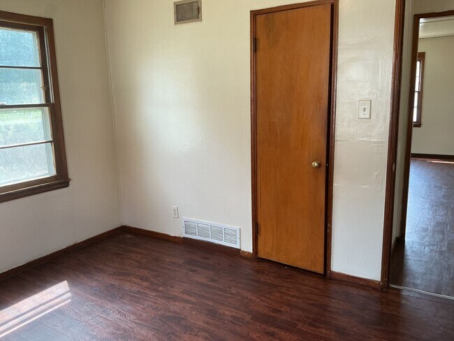 Building Photo - 2 bedroom single family home