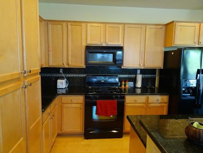 Building Photo - Adorable 2 bedroom 2 bathroom townhouse in...