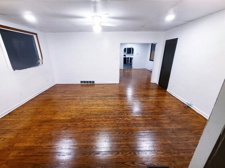 Primary Photo - 636 W 17th St