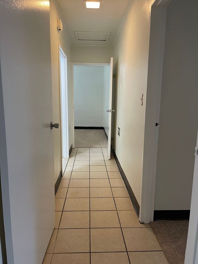 Building Photo - Spacious 2BR/1BA apartment off South Milledge Ave!
