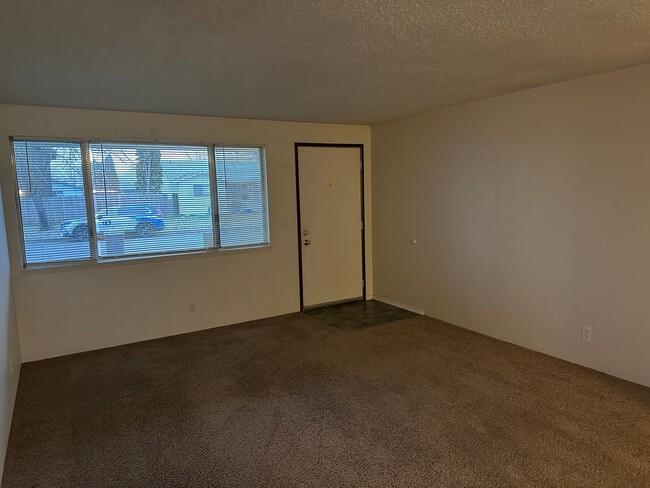 Building Photo - Great single level 2 bed/1bath duplex in T...