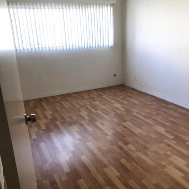 bedroom - 440 N Hayworth Ave