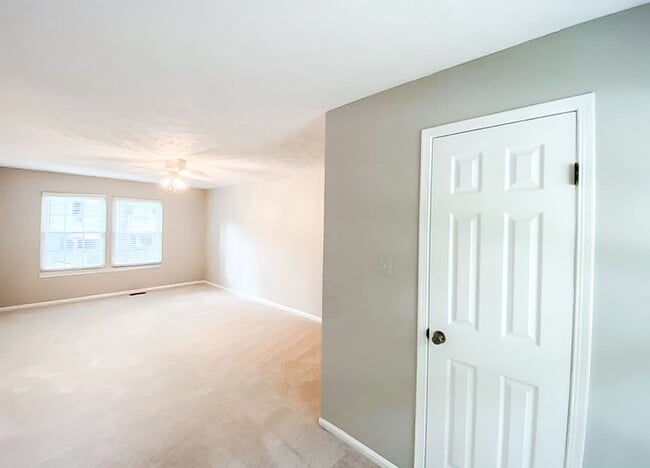 Building Photo - Fantastic 4 Bedroom 3.5 Bathroom Colonial ...