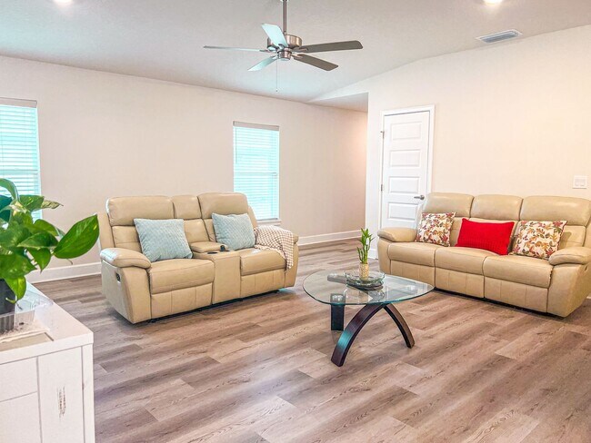 Building Photo - Beautiful 3 Bedroom Home with Pond View & No Rear Neighbors