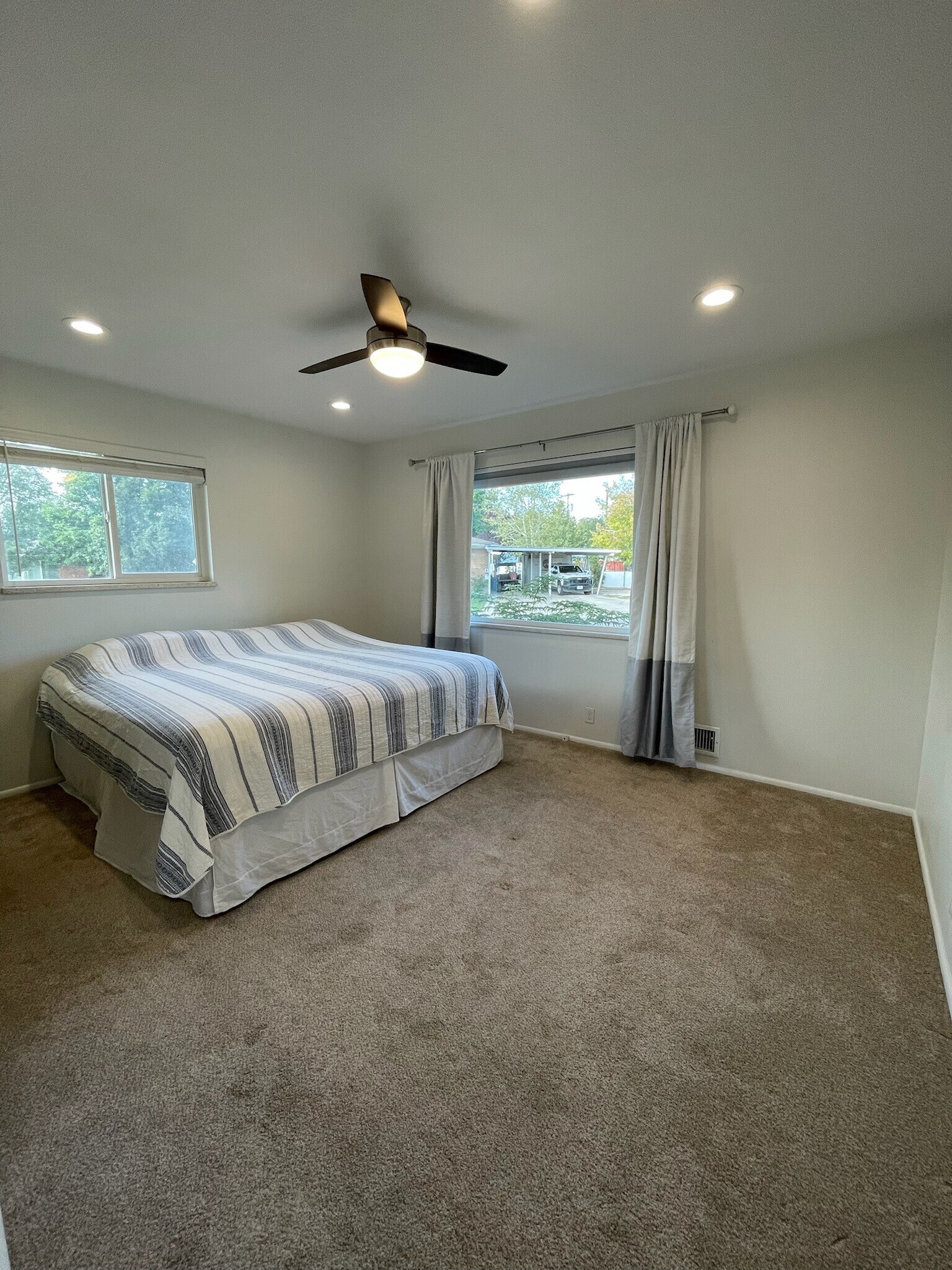 Building Photo - 946 E Gregson Ave